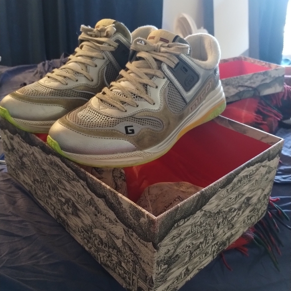 9/5 men authentic Gucci sneakers original box with extra shoelace good condition - Picture 7 of 8